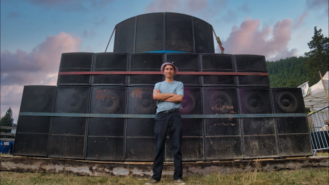 Victor Malvolti devant un mur d’enceintes sound system