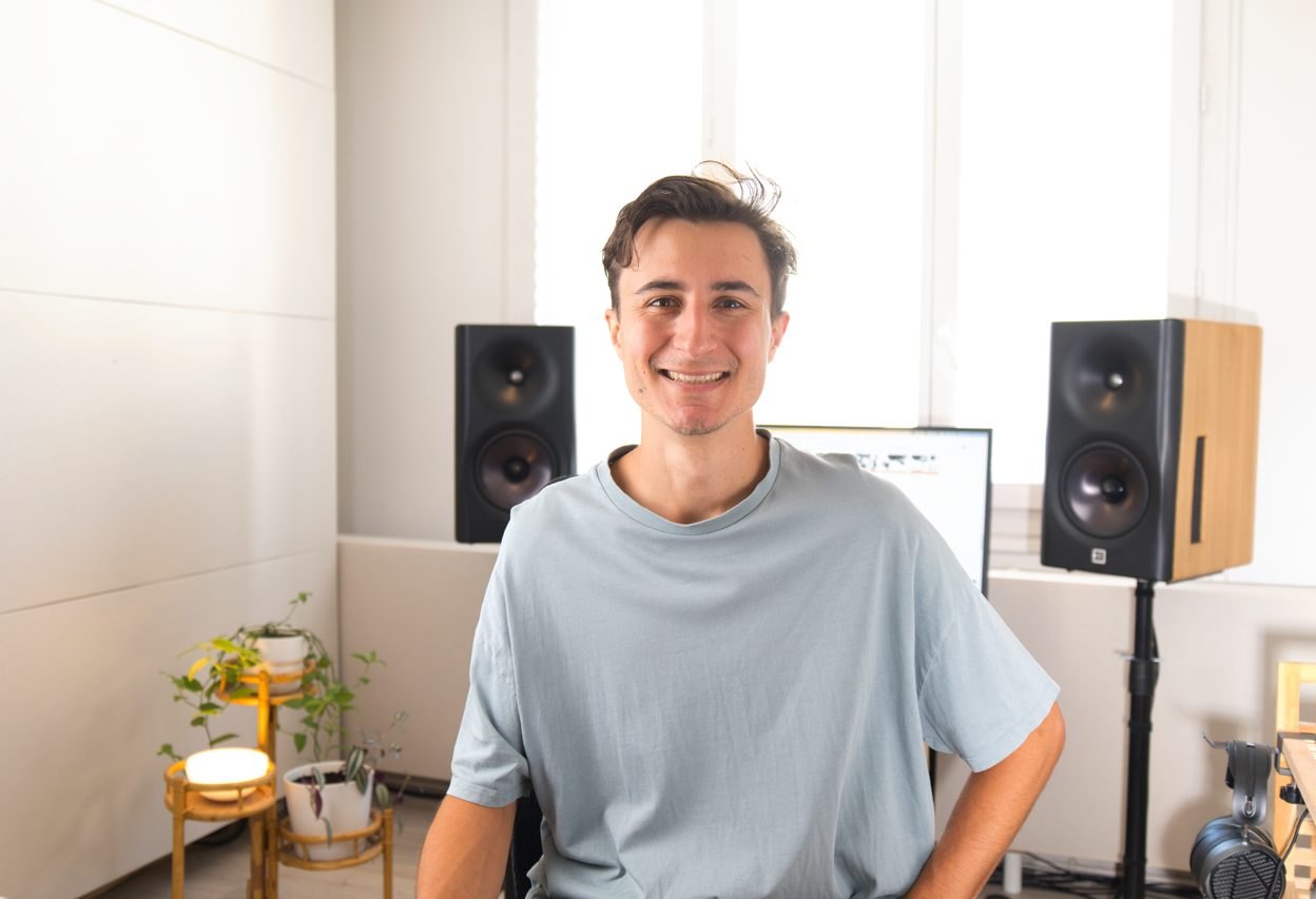 Victor Malvolti dans son studio de mastering